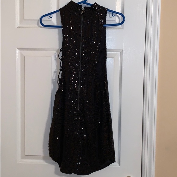 Scallop front Sequin Bodycon Dress - Picture 2 of 2